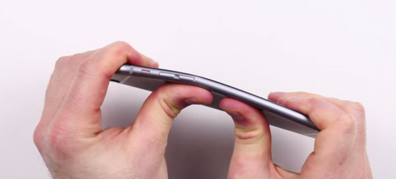 Illustration for article titled BendGate, bulos online y fallos de seguridad, lo mejor de la semana